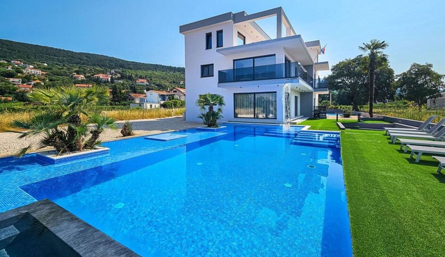 Beautiful private villa for 14 people with A/C, private pool, WIFI, TV, terrace and panoramic view