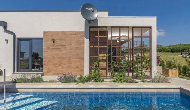 Beautiful private villa for 5 people with private pool, A/C, WIFI, TV, terrace and pets allowed in Galižana