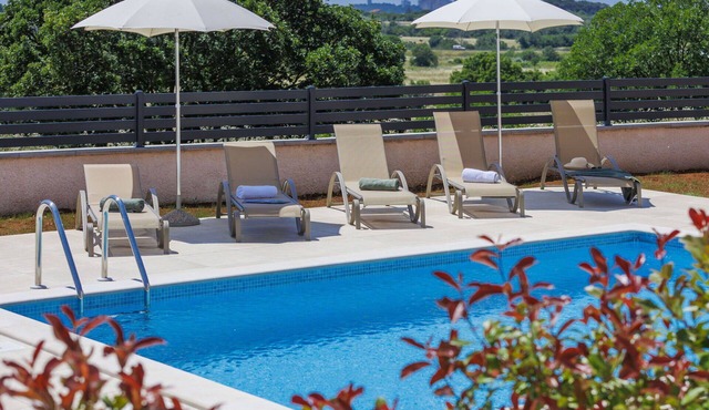 Beautiful private villa for 5 people with A/C, private pool, WIFI, TV, terrace and panoramic view in Jadreški