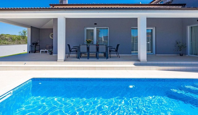 Beautiful private villa for 8 people with private pool, WIFI, A/C, TV and terrace