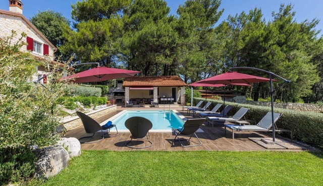 Beautiful private villa for 14 people with WIFI, private pool, A/C, TV, terrace and pets allowed