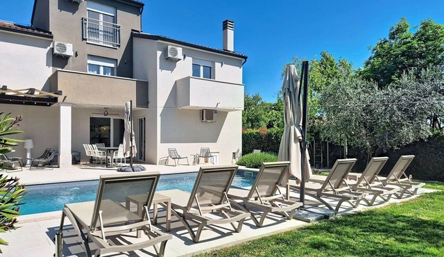 Beautiful private villa for 10 people with private pool, WIFI, A/C, TV and terrace