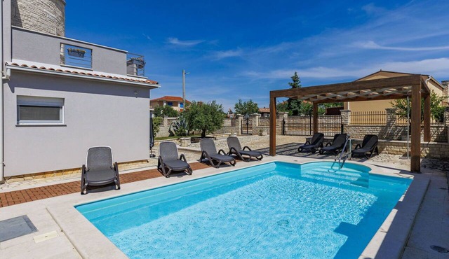 Beautiful private villa for 8 guests with WIFI, A/C, private pool, TV, terrace and pets allowed in Pazin