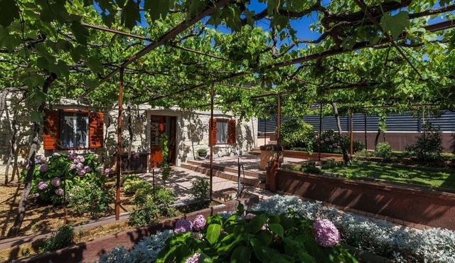 Beautiful private villa for 6 guests with A/C, WIFI, TV and terrace