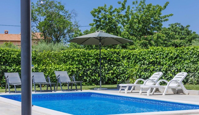Beautiful private villa for 6 guests with WIFI, private pool, A/C, TV and terrace