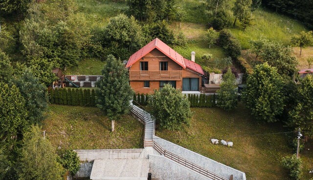 Beautiful private villa for 8 people with WIFI, hot tub, TV and patio