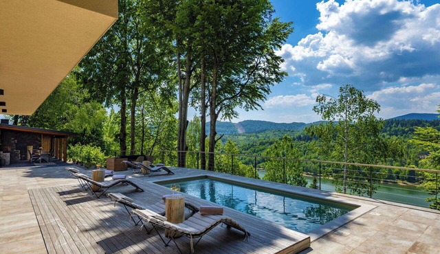 Beautiful private villa for 10 guests with private pool, WIFI, hot tub, TV, patio and pets allowed