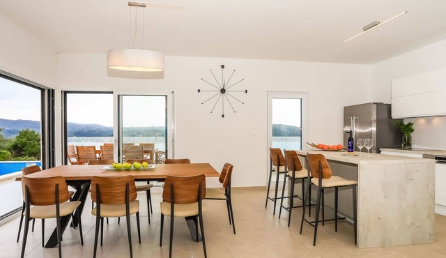 Beautiful private villa for 8 guests with private pool, WIFI, A/C, TV, terrace and pets allowed in Solin