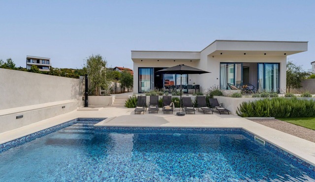 Beautiful private villa for 8 people with WIFI, A/C, private pool, TV and terrace