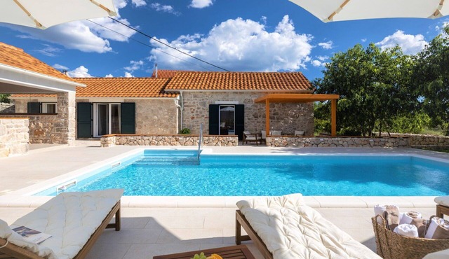 Beautiful private villa for 8 people with WIFI, A/C, private pool, TV, terrace and pets allowed in Vodice