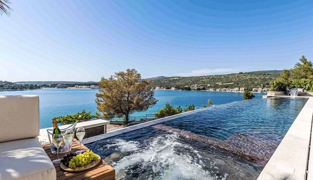 Beautiful private villa for 6 guests with private pool, WIFI, A/C, TV and terrace