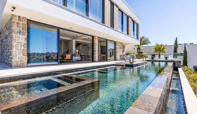 Beautiful private villa for 6 people with private pool, WIFI, hot tub, A/C, TV and terrace