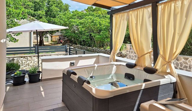 Beautiful private villa for 2 guests with hot tub, internet, A/C, terrace and pets allowed