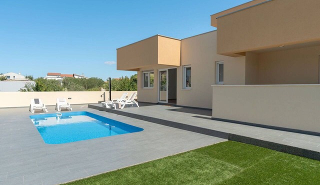 Beautiful private villa for 8 people with private pool, WIFI, A/C, TV and terrace in Zadar