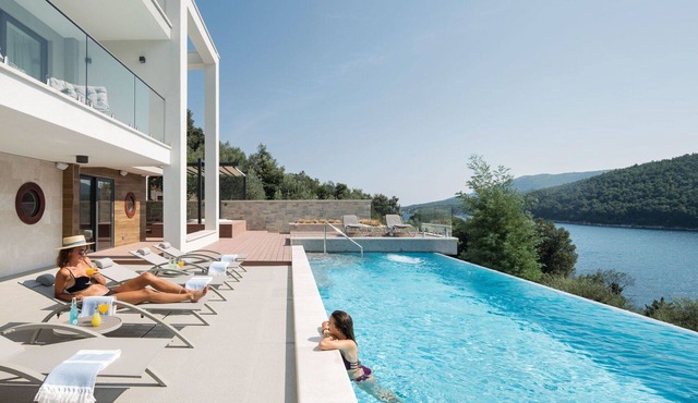Beautiful private villa with private pool, WIFI, hot tub, A/C, TV, terrace and pets allowed