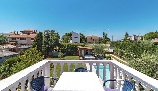 Beautiful private villa with hot tub, A/C, WIFI, private pool, TV, patio and pets allowed