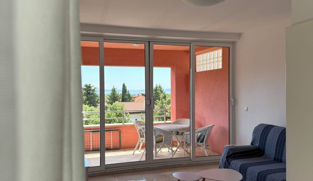 Beautiful, spacious apartment with sea views and a large terrace.