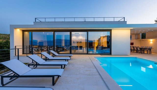 Beautiful Villa Adriatis with pool in Brač, BBQ, family in Sutivan