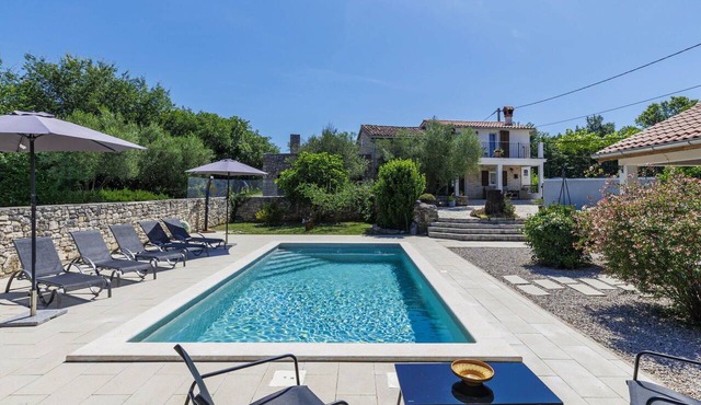 Beautiful villa for 4 guests with A/C, WIFI, private pool, TV and terrace