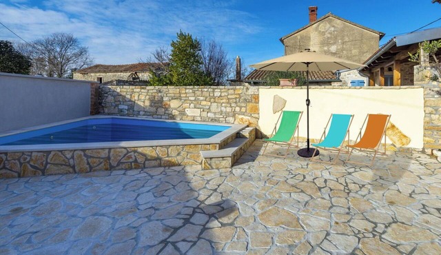 Beautiful villa for 5 guests with A/C, private pool, WIFI, TV, terrace and pets allowed