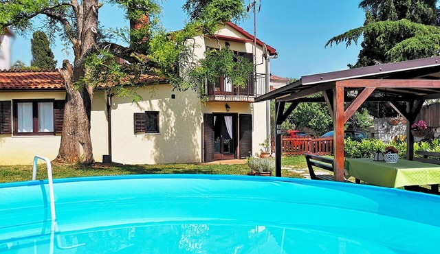 Beautiful villa for 6 guests with A/C, WIFI, private pool, TV, terrace and pets allowed