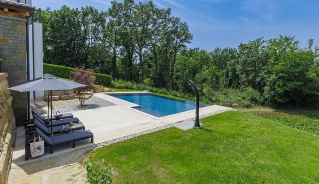 Beautiful villa for 6 guests with A/C, WIFI, private pool, TV and terrace