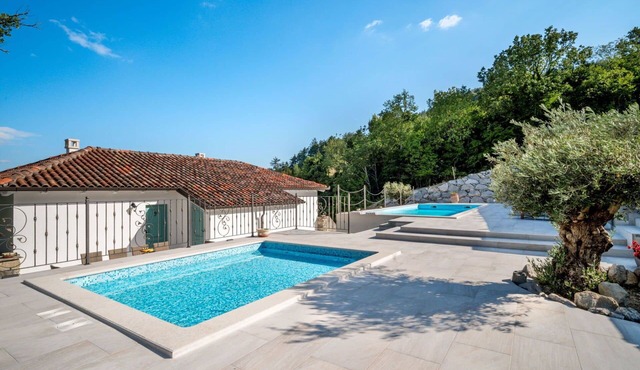 Beautiful villa for 6 guests with WIFI, A/C, private pool, TV and terrace