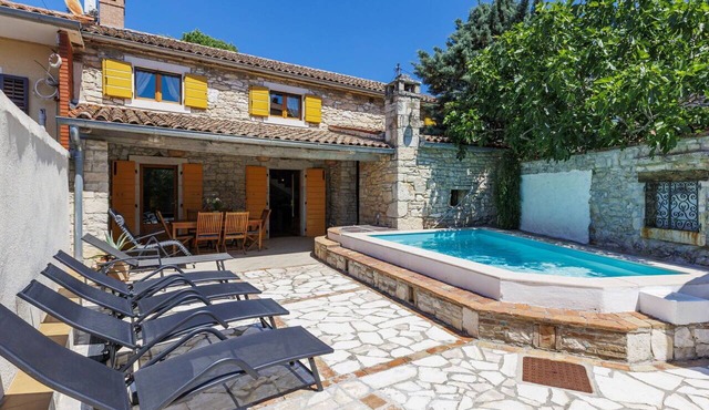 Beautiful villa for 6 people with internet, private pool, TV, terrace and pets allowed