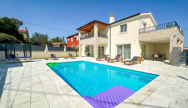 Beautiful villa for 6 people with WIFI, private pool, A/C, TV, terrace and pets allowed