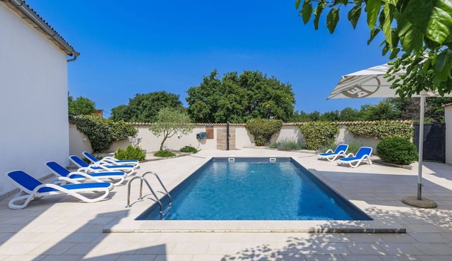 Beautiful villa for 8 guests with A/C, private pool, WIFI, TV and terrace
