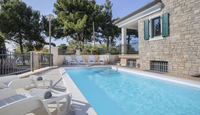 Beautiful villa for 8 people with private pool, A/C, WIFI, TV and terrace