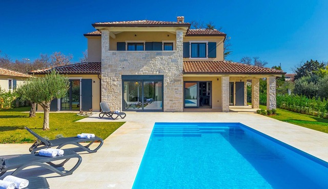 Beautiful Villa Una, in Istria, with a Pool