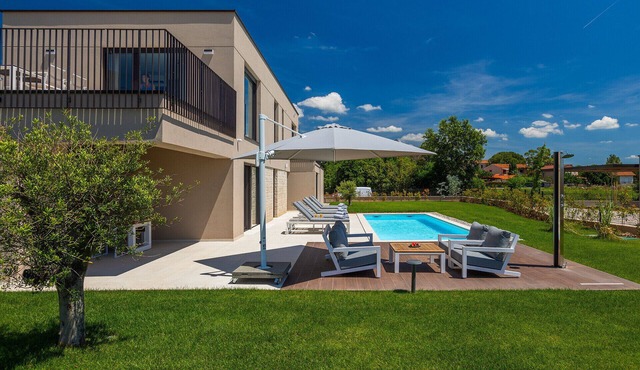 Beautiful Villa Vegt with pool in Labinci