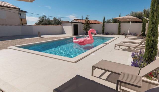 Beautiful villa with A/C, internet, private pool, hot tub, TV, terrace and pets allowed