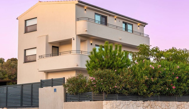 Beautifull + spacious 6-bedroom house with AC + swimming pool near Rogoznica in Podglavica