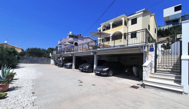 Beheiztes Schwimmbad, Familienferienwohnung by Interhome in Trogir/Okrug Donji