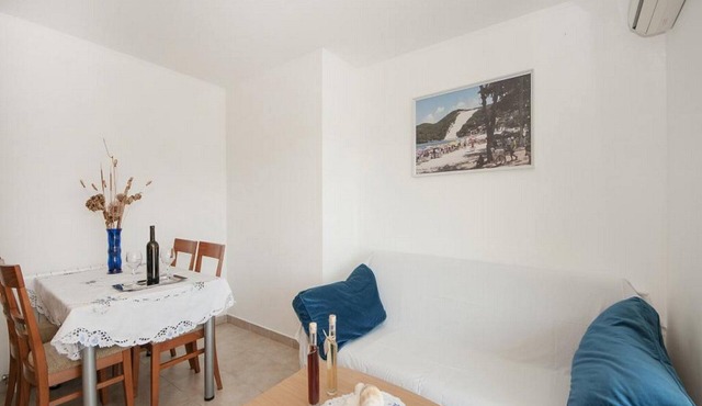 Bertie's Lodge - Two Bedroom Apartment with Terrace and Sea View(A1) in Brna