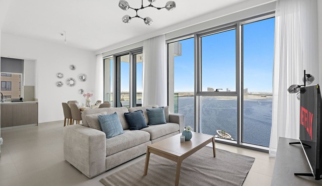 Bright and Elegant 2 BD with Creek Views in Dubai