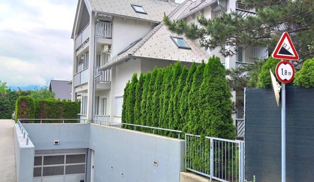 Bright apartment with balcony and mountain view in Bled