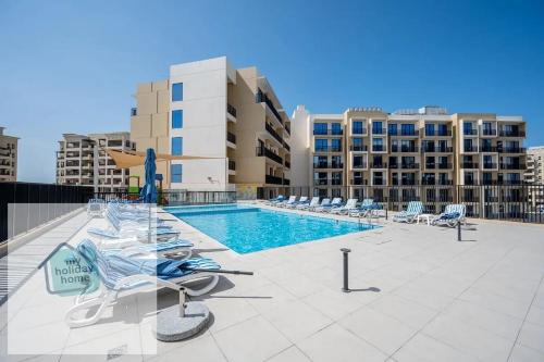 Bright & Spacious 1 BR, Rooftop Pool & Gym, Dedicated Workspace in Ras al Khaimah