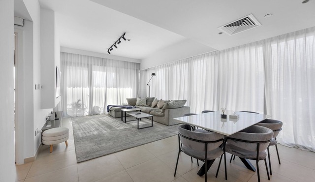 Burj Khalifa View l Pool, Gym & Downtown Ease in Zaa'beel Second