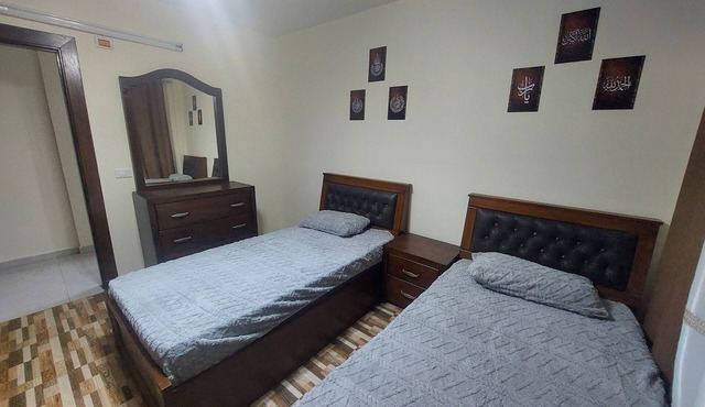 Charming 2-bedroom apartment in delightful Zarqa with AC, WiFi near to services in Zarqa