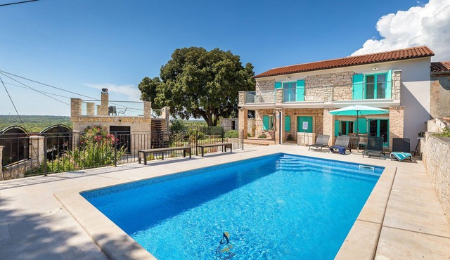 Charming 3-Bed Villa for 6, with Pool and Sea View
