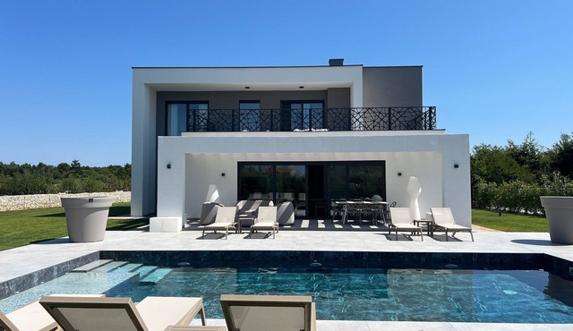 Charming 4-bedroom villa with AC and WiFi in Butkovići