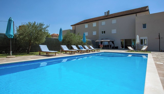 Charming 6-bedroom villa with, pool, jacuzzi WiFi, AC in lovely Imotski in Imotski