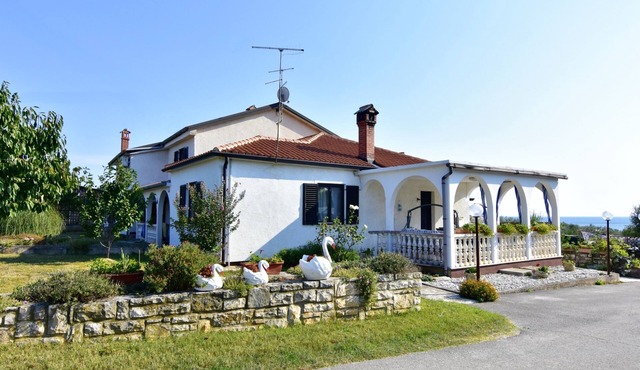 Charming apartment in Zambratija with sea view