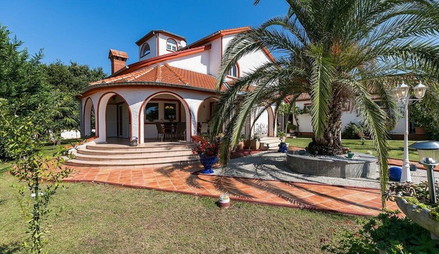 Charming fully-equipped villa with a private garden and pool