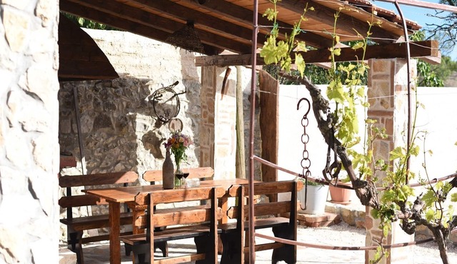 Charming holiday home with private pool, lovely terrace, BBQ, nice guesthouse