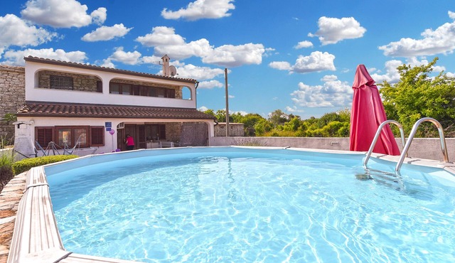 Charming home with pool in Barbariga in Peroj