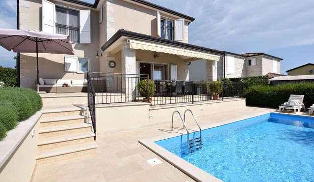 Charming villa with pool in a quiet area in Fuškulin
